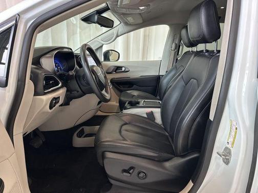 2023 Chrysler Pacifica Touring-L