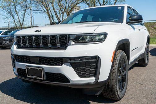 Bright White Clearcoat 2026 Jeep Grand Cherokee Laredo