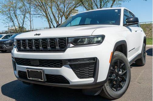 Bright White Clearcoat 2026 Jeep Grand Cherokee Laredo
