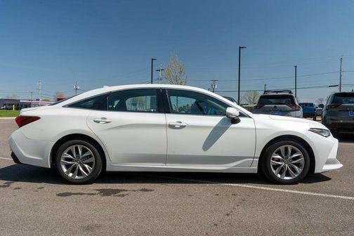 Pearl 2022 Toyota Avalon XLE