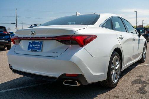 Pearl 2022 Toyota Avalon XLE