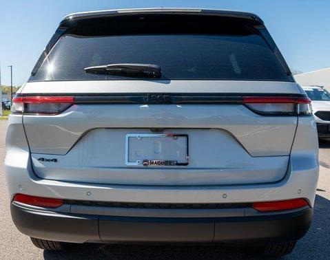 Silver Zynith 2026 Jeep Grand Cherokee Laredo