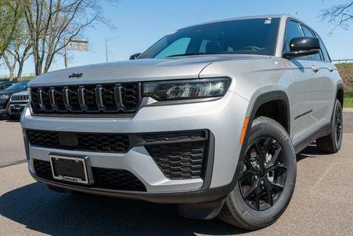 Silver Zynith 2026 Jeep Grand Cherokee Laredo