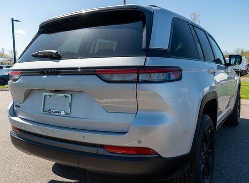 Silver Zynith 2026 Jeep Grand Cherokee Laredo