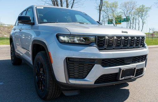 Silver Zynith 2026 Jeep Grand Cherokee Laredo
