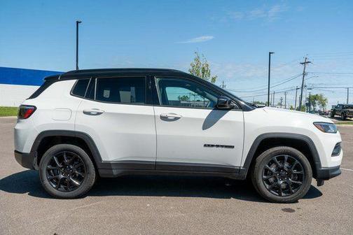 Bright White Clearcoat 2023 Jeep Compass Altitude