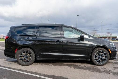 2023 Chrysler Pacifica Touring-L