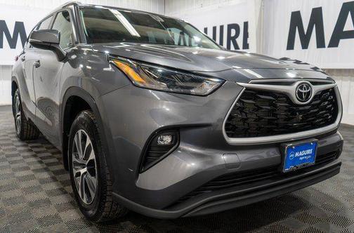 Magnetic Gray Metallic 2023 Toyota Highlander XLE