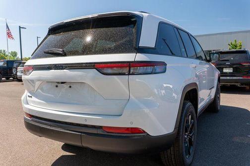 Bright White Clearcoat 2026 Jeep Grand Cherokee Laredo