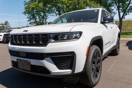 Bright White Clearcoat 2026 Jeep Grand Cherokee Laredo