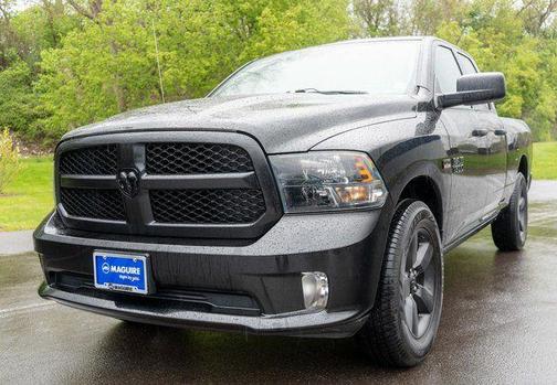 Brilliant Black Crystal Pearlcoat 2018 RAM 1500 Express