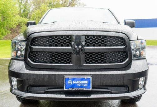Brilliant Black Crystal Pearlcoat 2018 RAM 1500 Express