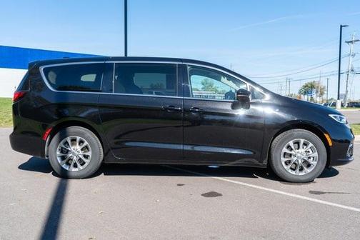 2024 Chrysler Pacifica Touring-L