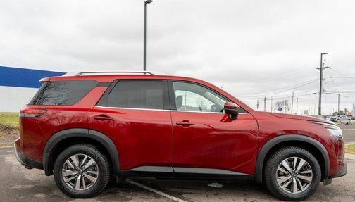 2022 Nissan Pathfinder SL
