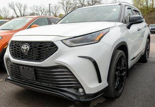 Pearl 2022 Toyota Highlander XSE
