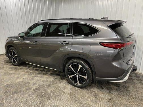 Magnetic Gray Metallic 2022 Toyota Highlander XSE
