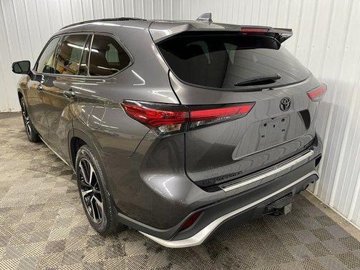 Magnetic Gray Metallic 2022 Toyota Highlander XSE