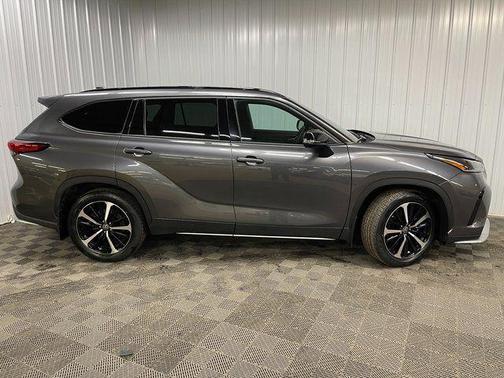Magnetic Gray Metallic 2022 Toyota Highlander XSE