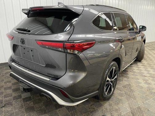 Magnetic Gray Metallic 2022 Toyota Highlander XSE