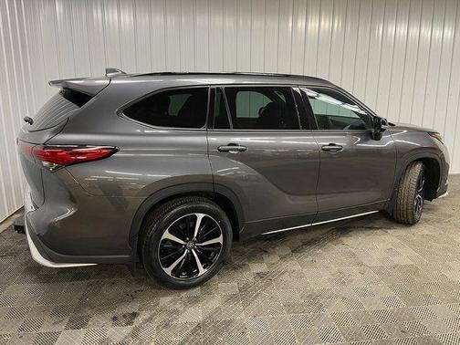 Magnetic Gray Metallic 2022 Toyota Highlander XSE