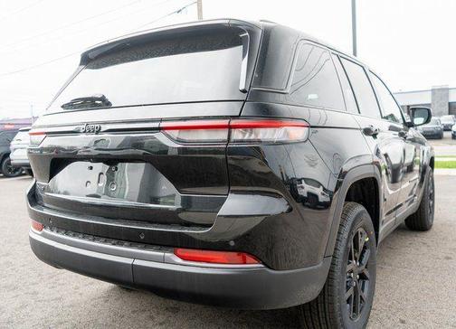 Diamond Black 2026 Jeep Grand Cherokee Laredo