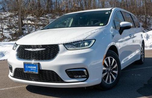 2023 Chrysler Pacifica Hybrid Touring L