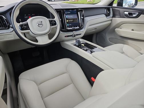 2024 Volvo XC60 Plus Dark Theme