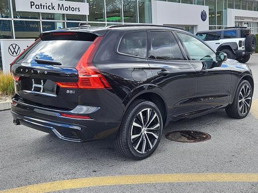 2024 Volvo XC60 Plus Dark Theme