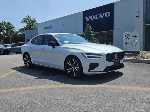 2024 Volvo S60 Core Dark Theme