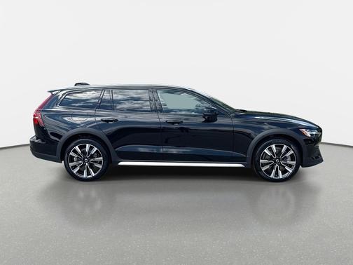 2025 Volvo V60 Cross Country B5 Ultra