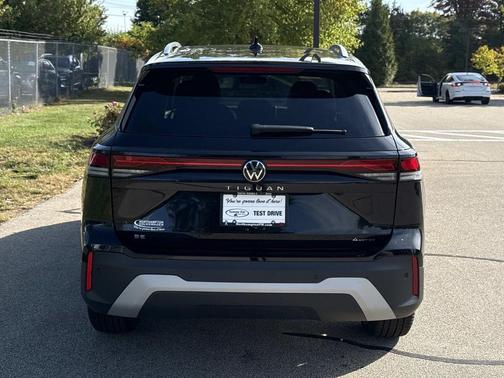 2025 Volkswagen Tiguan 2.0T SE 4MOTION