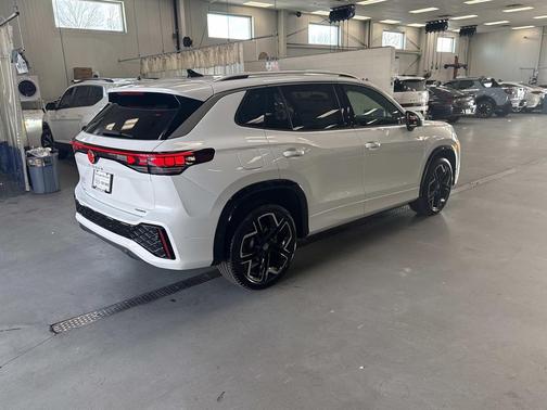 2026 Volkswagen Tiguan 2.0T SEL R-Line 4MOTION