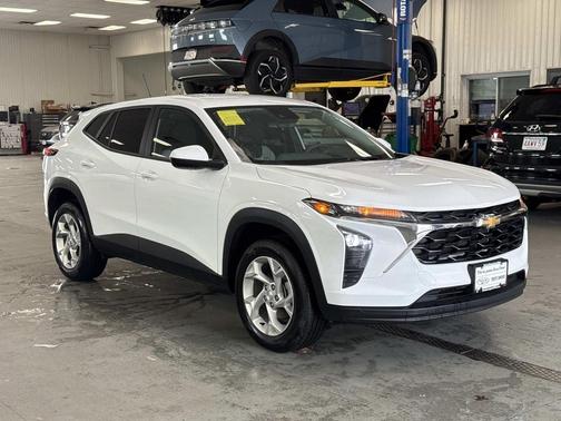 2025 Chevrolet Trax LS