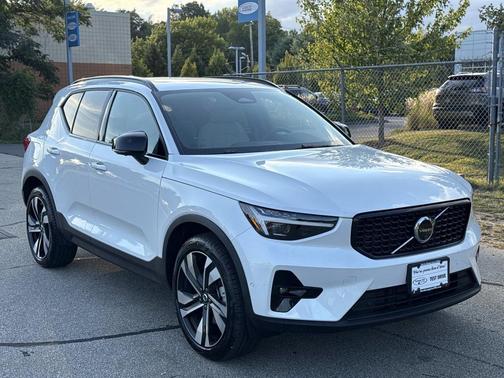 2025 Volvo XC40 B5 Ultra Dark Theme