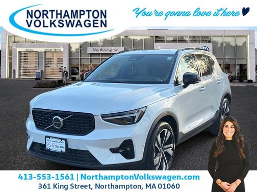 2025 Volvo XC40 B5 Ultra Dark Theme