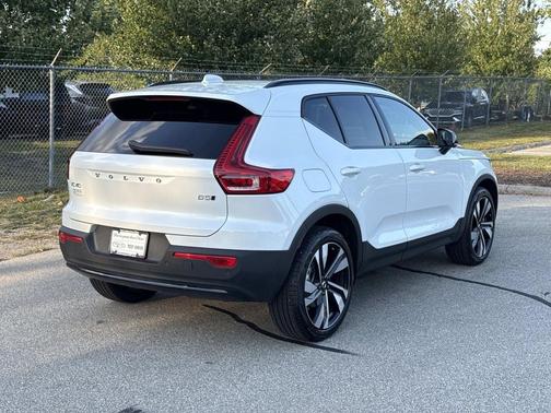 2025 Volvo XC40 B5 Ultra Dark Theme