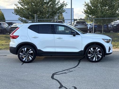 2025 Volvo XC40 B5 Ultra Dark Theme