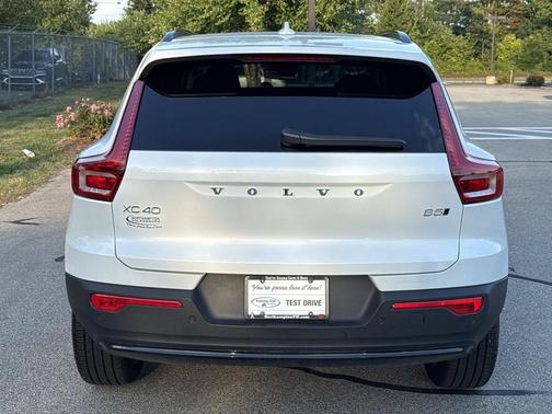 2025 Volvo XC40 B5 Ultra Dark Theme