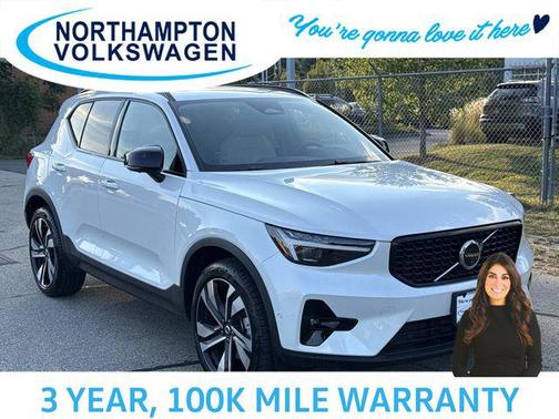 2025 Volvo XC40 B5 Ultra Dark Theme