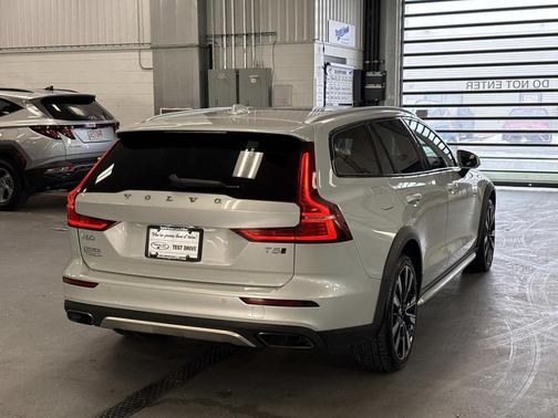 2020 Volvo V60 Cross Country T5