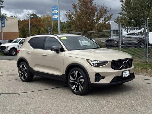 2025 Volvo XC40 B5 Plus Dark Theme