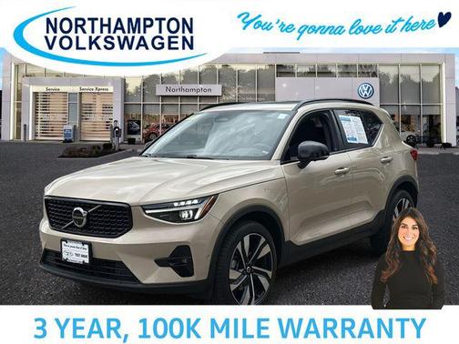 2025 Volvo XC40 B5 Plus Dark Theme
