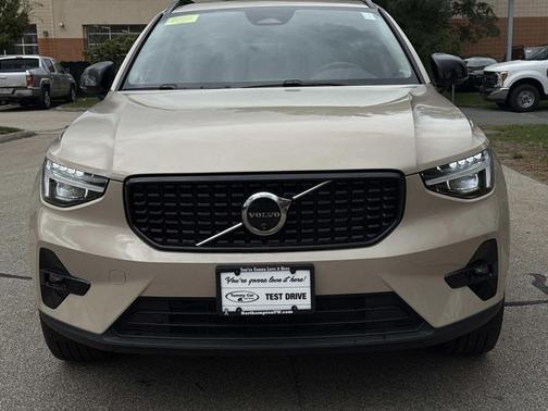 2025 Volvo XC40 B5 Plus Dark Theme