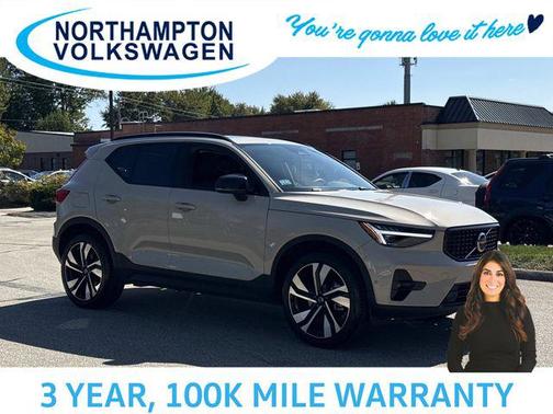 2025 Volvo XC40 B5 Plus Dark Theme