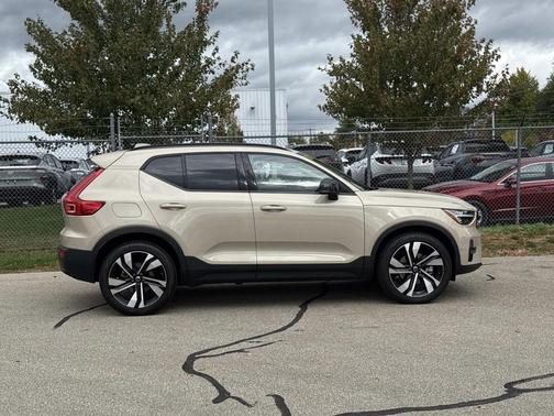 2025 Volvo XC40 B5 Plus Dark Theme