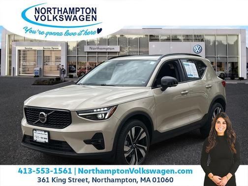 2025 Volvo XC40 B5 Plus Dark Theme