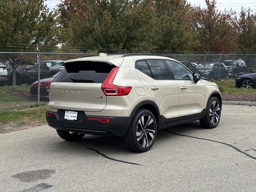 2025 Volvo XC40 B5 Plus Dark Theme