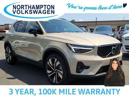 2025 Volvo XC40 B5 Plus Dark Theme