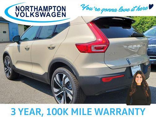2025 Volvo XC40 B5 Plus Dark Theme