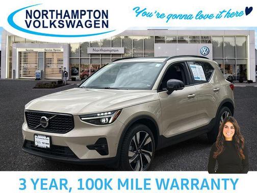 2025 Volvo XC40 B5 Plus Dark Theme
